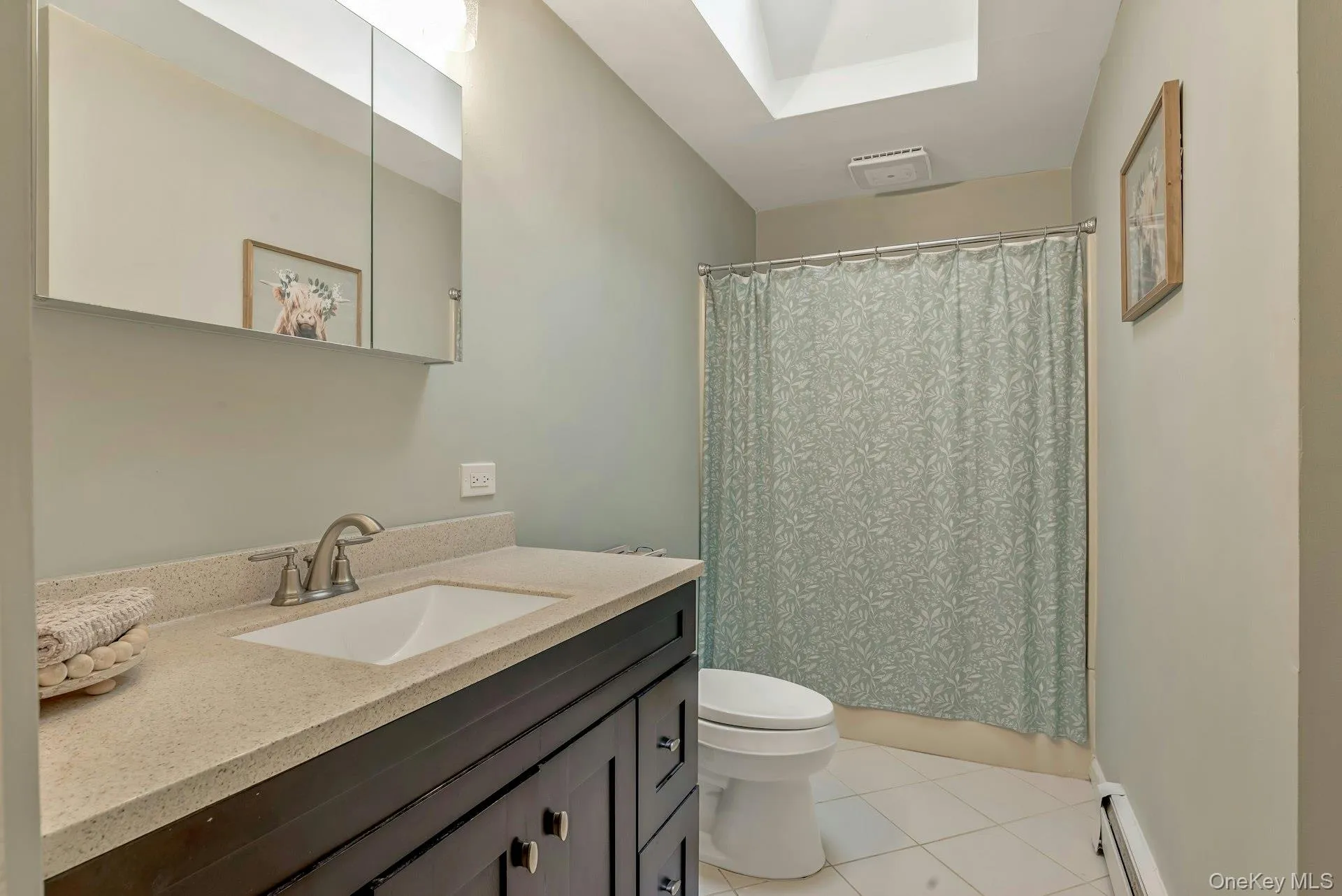 Full Bathroom with Access From Both the Primary Bedroom and Hallway Full Bathroom with Access From Both the Primary Bedroom and Hallway