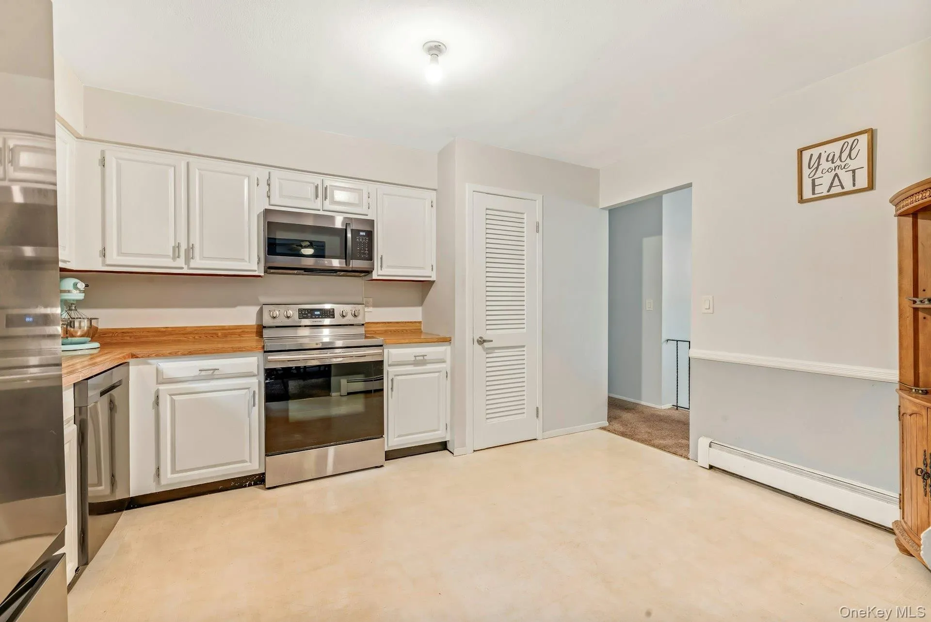 Eat-In Kitchen w/Pantry Eat-In Kitchen w/Pantry