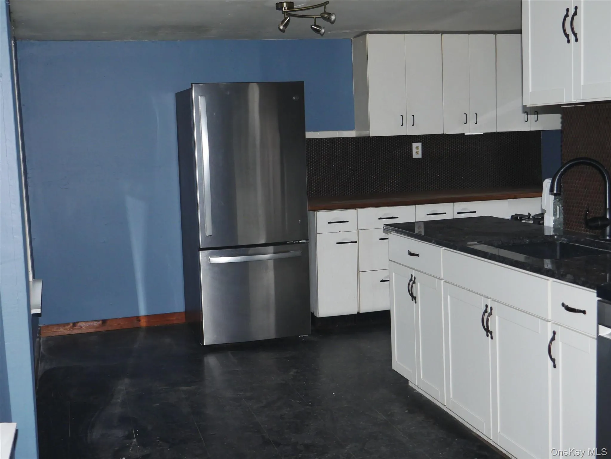 Lots of kitchen cabinets Lots of kitchen cabinets