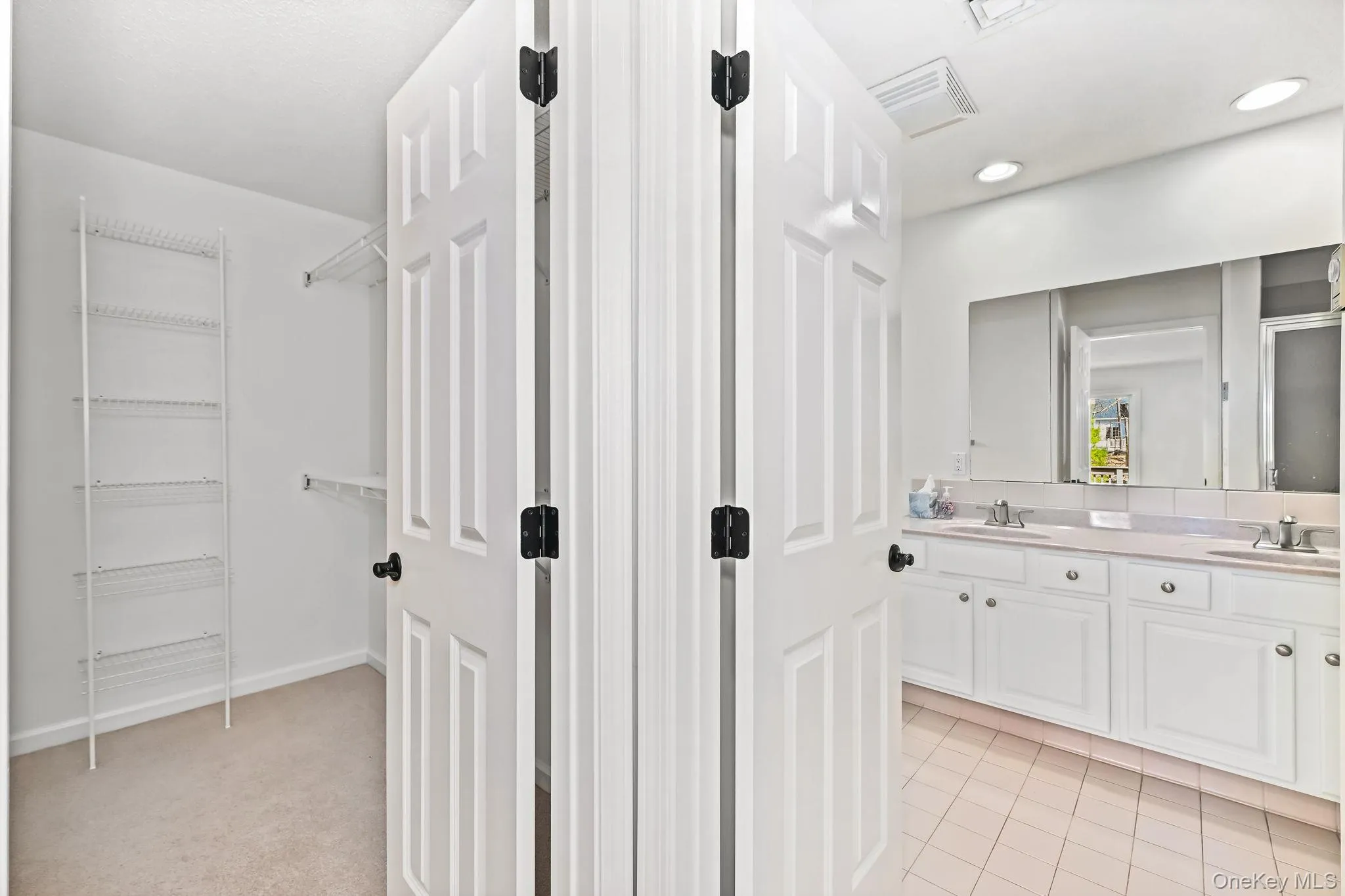 Walk-in Closet Walk-in Closet