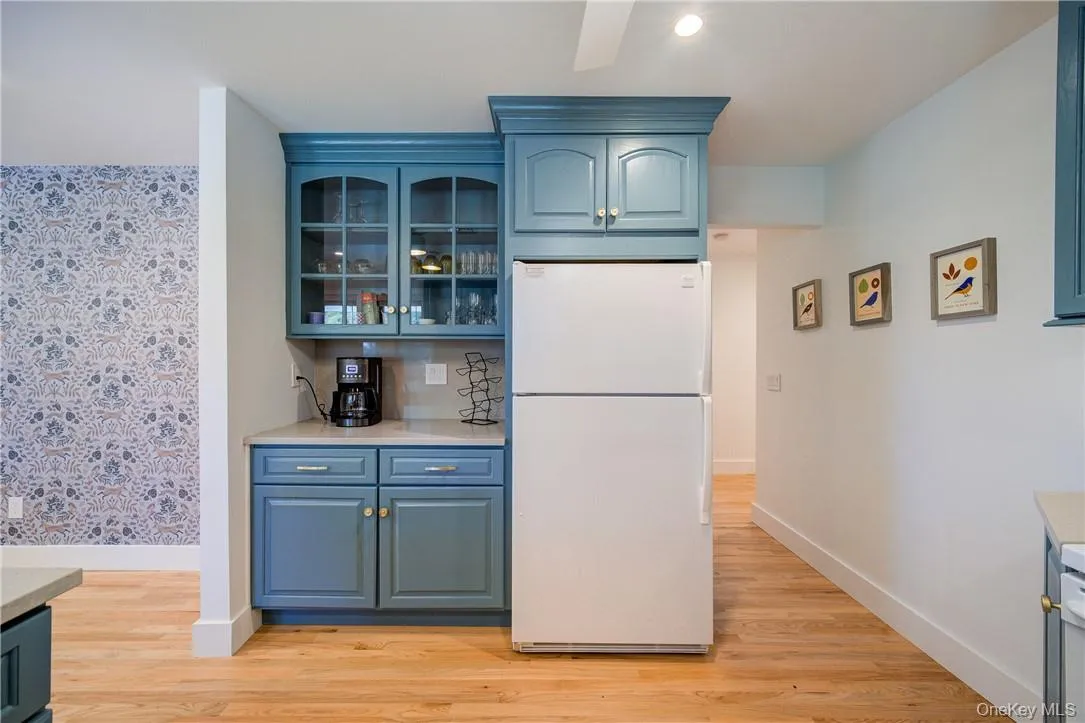 Built in bar storage area for convenient coffee or bar use! Built in bar storage area for convenient coffee or bar use!