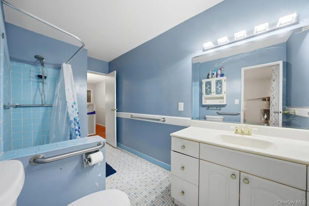 Full bathroom Full bathroom