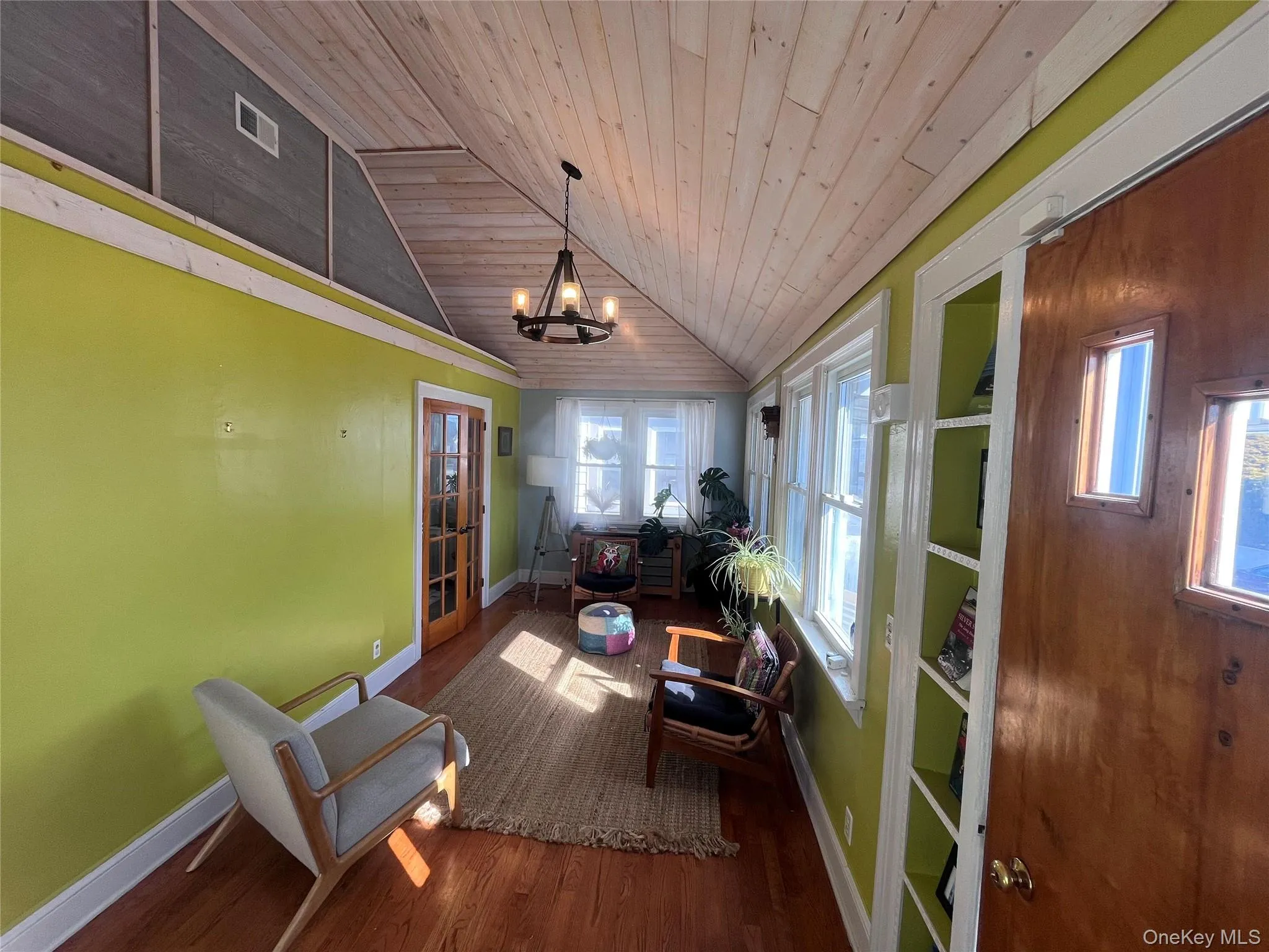 Entryway with vaulted ceiling Entryway with vaulted ceiling