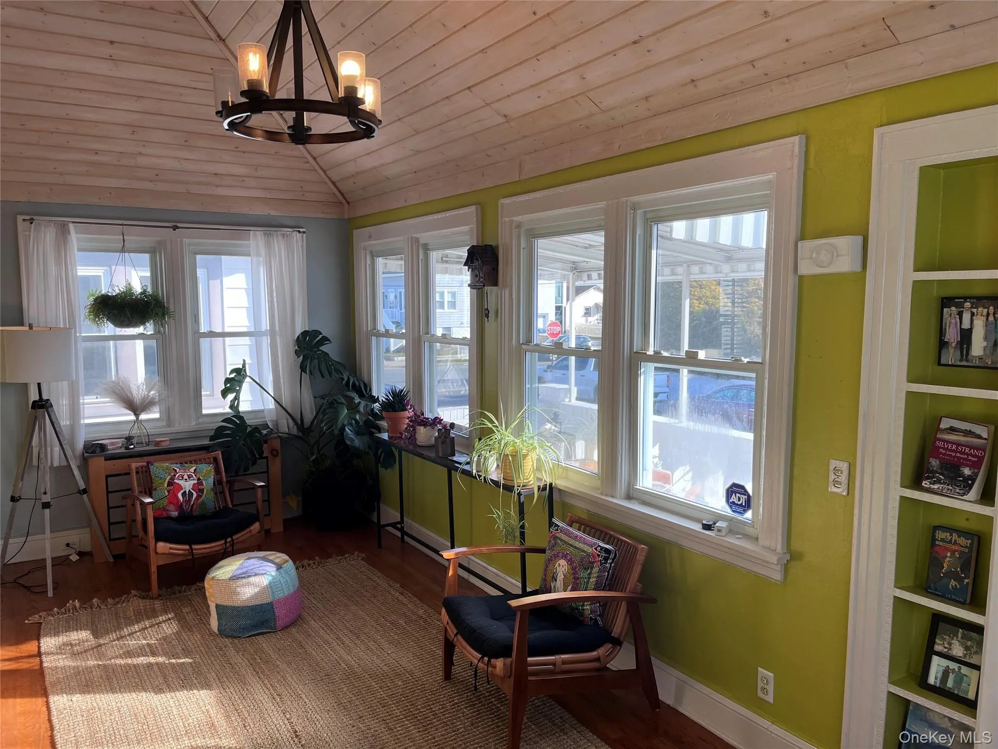 Entryway with vaulted ceiling Entryway with vaulted ceiling