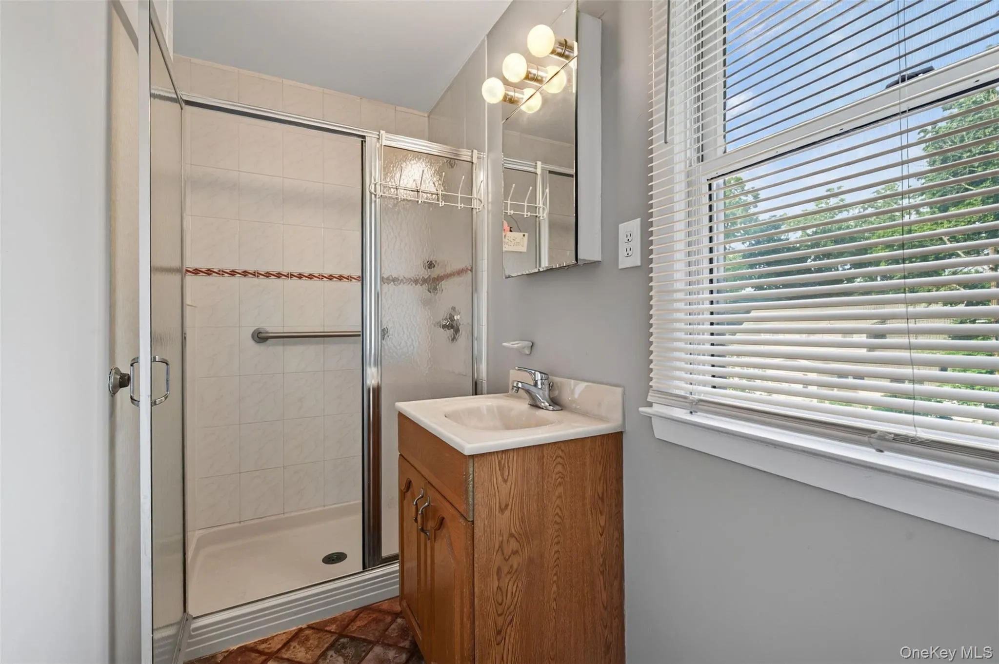 Full Bath between bedroom 3 and bedroom 4 Full Bath between bedroom 3 and bedroom 4
