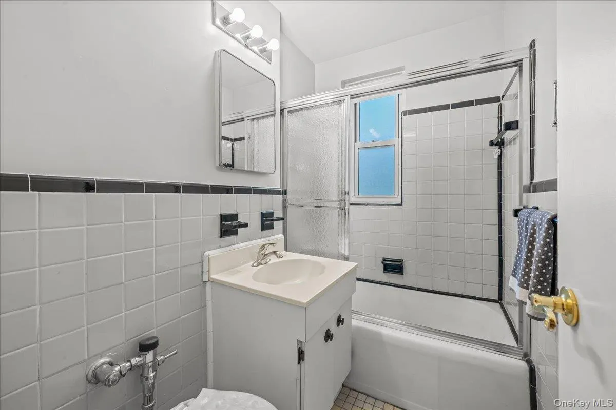 525 236th Street, New York, NY, 1 Bedroom Bedrooms, 3 Rooms Rooms,1 BathroomBathrooms,Residential,For Rent,236th,0,972679 525 236th Street, New York, NY, 1 Bedroom Bedrooms, 3 Rooms Rooms,1 BathroomBathrooms,Residential,For Rent,236th,0,972679