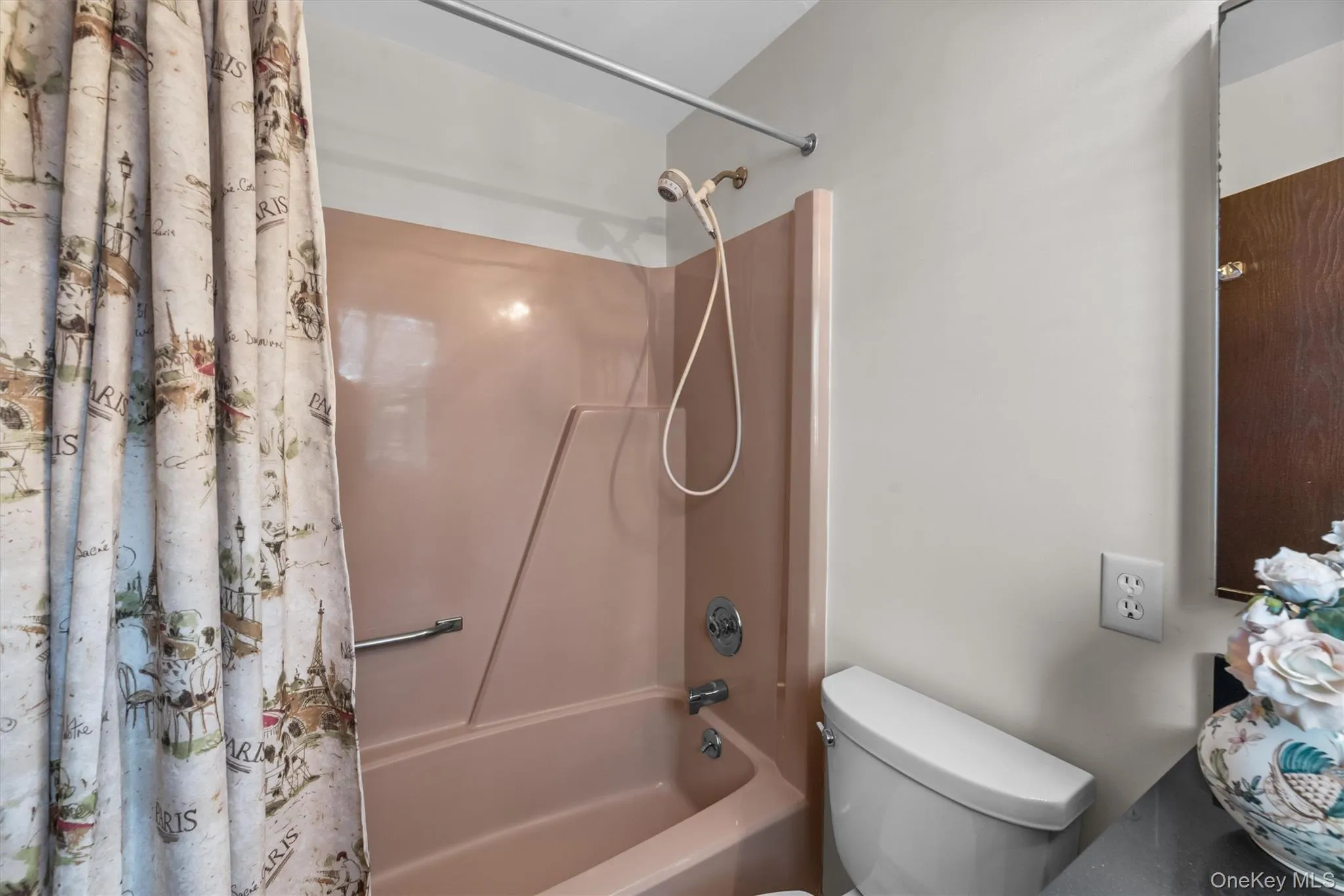 Master Bathroom En Suite featuring shower / bath combination with curtain Master Bathroom En Suite featuring shower / bath combination with curtain