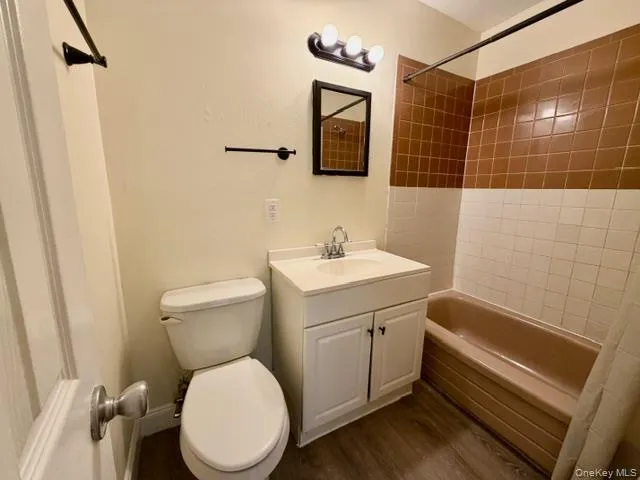 Full Bath off Bedroom Full Bath off Bedroom