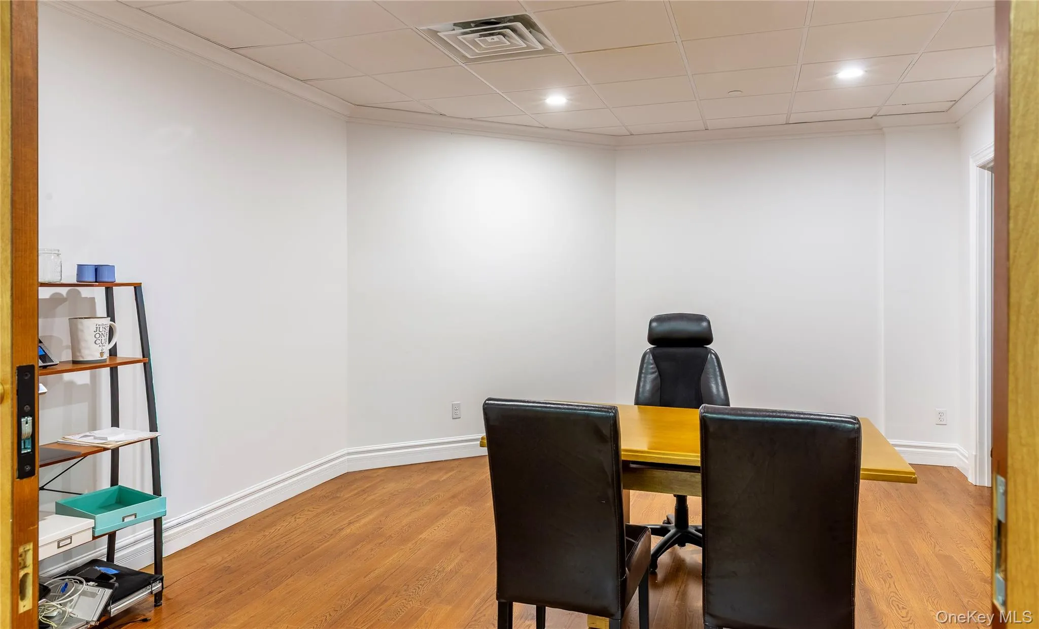 Nicely sized conference room. Nicely sized conference room.