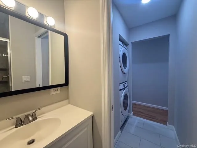 Efficient use of space with up and down washer / dryer Efficient use of space with up and down washer / dryer