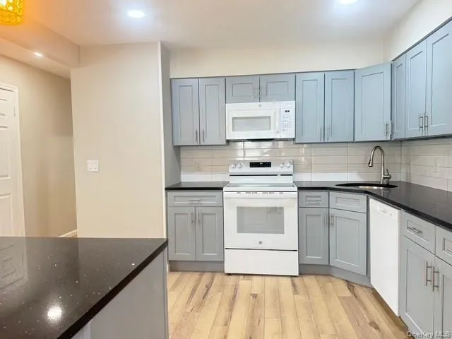 Plenty of cabinets for storage Plenty of cabinets for storage