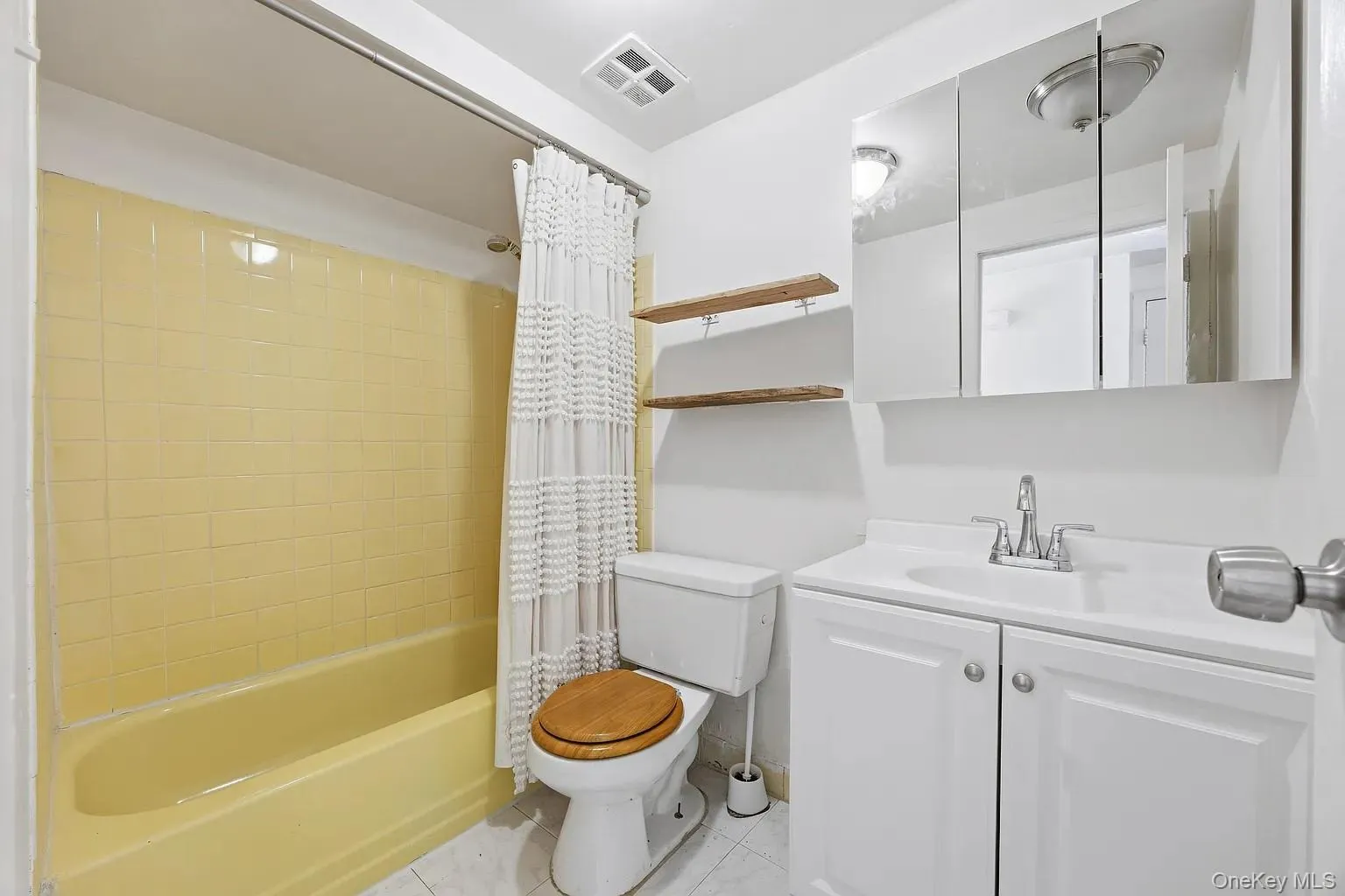 13-27 Bell Boulevard, New York, NY, 3 Bedrooms Bedrooms, 7 Rooms Rooms,2 BathroomsBathrooms,Residential Lease,For Rent,Bell,0,973085 13-27 Bell Boulevard, New York, NY, 3 Bedrooms Bedrooms, 7 Rooms Rooms,2 BathroomsBathrooms,Residential Lease,For Rent,Bell,0,973085