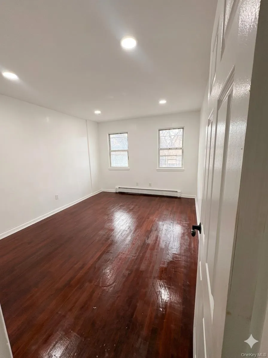 Master bedroom Master bedroom