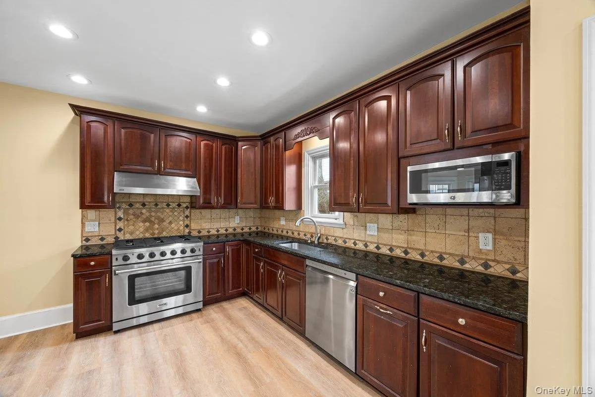 71 Longview Avenue, White Plains, NY, 2 Bedrooms Bedrooms, 4 Rooms Rooms,1 BathroomBathrooms,Residential Lease,For Rent,Longview,0,973153 71 Longview Avenue, White Plains, NY, 2 Bedrooms Bedrooms, 4 Rooms Rooms,1 BathroomBathrooms,Residential Lease,For Rent,Longview,0,973153