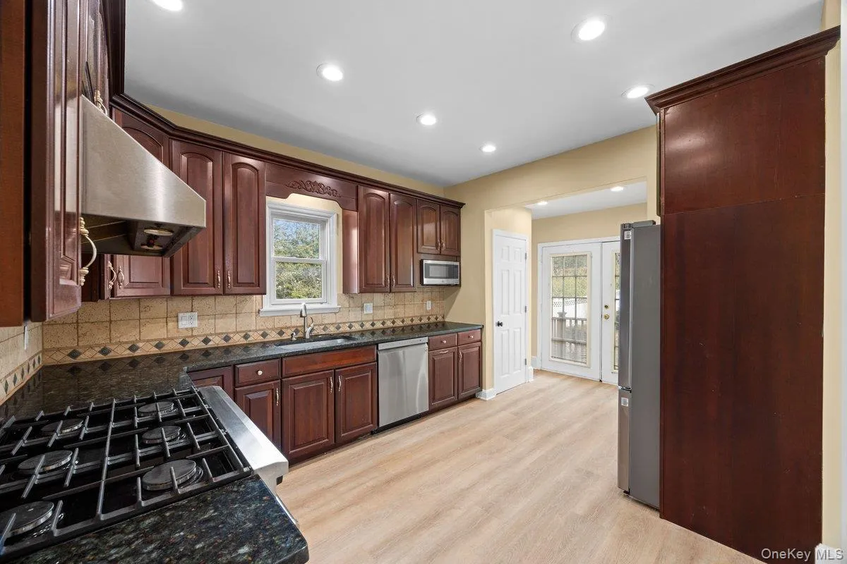 71 Longview Avenue, White Plains, NY, 2 Bedrooms Bedrooms, 4 Rooms Rooms,1 BathroomBathrooms,Residential Lease,For Rent,Longview,0,973153 71 Longview Avenue, White Plains, NY, 2 Bedrooms Bedrooms, 4 Rooms Rooms,1 BathroomBathrooms,Residential Lease,For Rent,Longview,0,973153