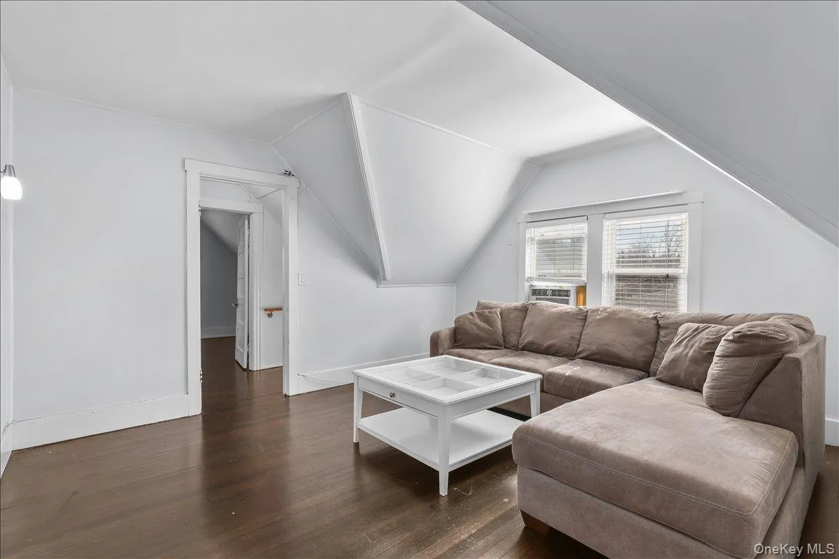 7 Oak Avenue, Eastchester, NY, 2 Bedrooms Bedrooms, 3 Rooms Rooms,1 BathroomBathrooms,Residential Lease,For Rent,Oak,0,973154 7 Oak Avenue, Eastchester, NY, 2 Bedrooms Bedrooms, 3 Rooms Rooms,1 BathroomBathrooms,Residential Lease,For Rent,Oak,0,973154