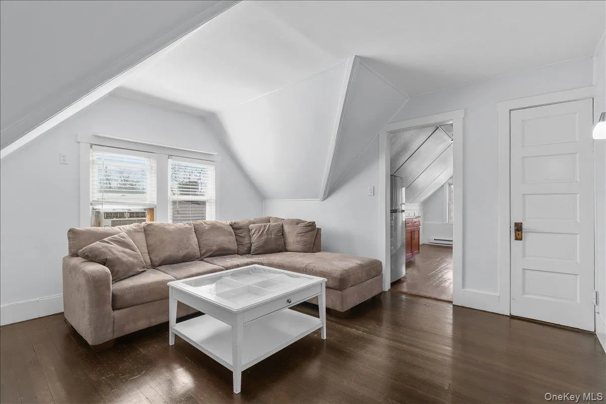 7 Oak Avenue, Eastchester, NY, 2 Bedrooms Bedrooms, 3 Rooms Rooms,1 BathroomBathrooms,Residential Lease,For Rent,Oak,0,973154 7 Oak Avenue, Eastchester, NY, 2 Bedrooms Bedrooms, 3 Rooms Rooms,1 BathroomBathrooms,Residential Lease,For Rent,Oak,0,973154