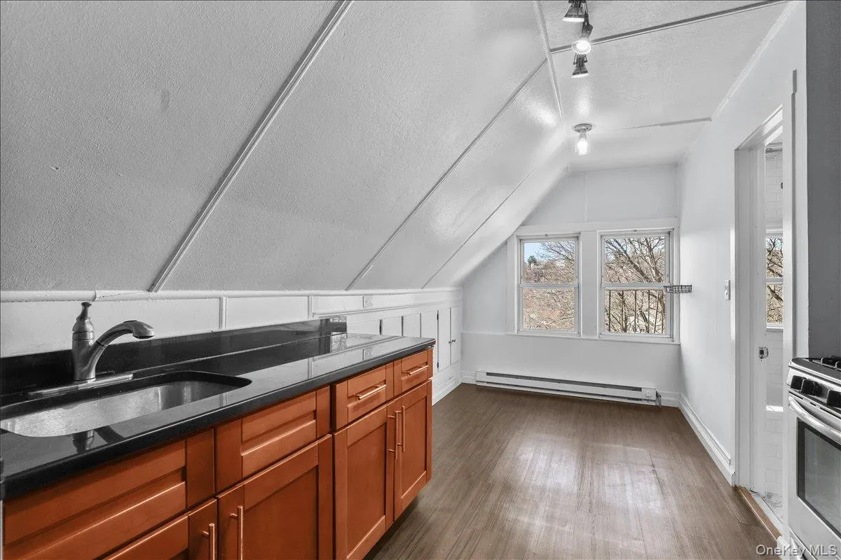 7 Oak Avenue, Eastchester, NY, 2 Bedrooms Bedrooms, 3 Rooms Rooms,1 BathroomBathrooms,Residential Lease,For Rent,Oak,0,973154 7 Oak Avenue, Eastchester, NY, 2 Bedrooms Bedrooms, 3 Rooms Rooms,1 BathroomBathrooms,Residential Lease,For Rent,Oak,0,973154