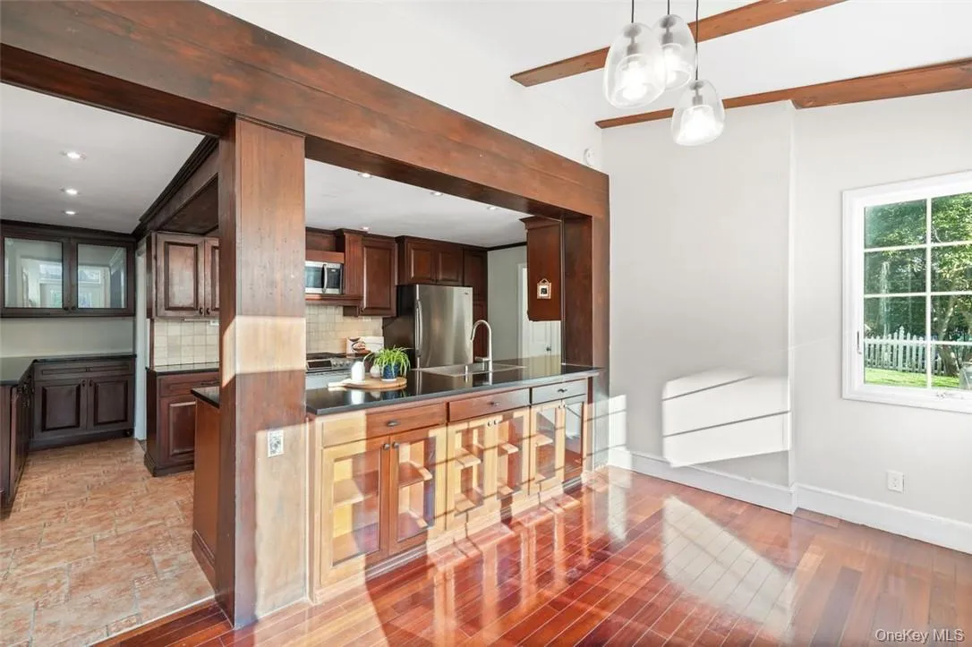 Eat-in-kitchen Eat-in-kitchen