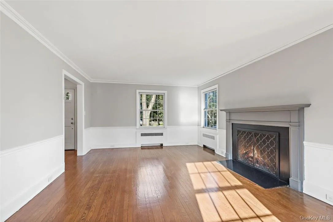 Large living room with ornamental molding Large living room with ornamental molding
