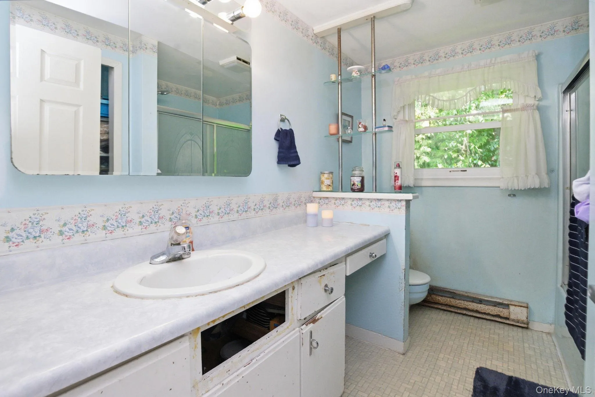 Practical layout make this private ensuite an easy daily-use space, ready for a future refresh. Practical layout make this private ensuite an easy daily-use space, ready for a future refresh.