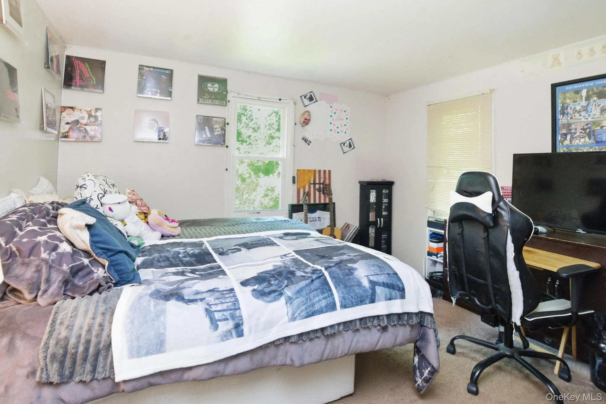 This bedroom offers flexible space for sleeping, studying, or working from home, ready to suit your needs. This bedroom offers flexible space for sleeping, studying, or working from home, ready to suit your needs.