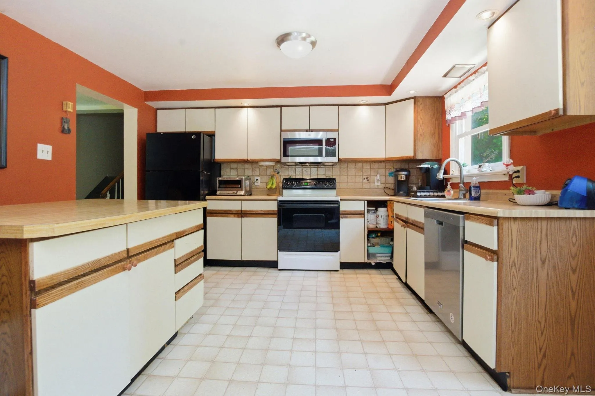 With a roomy footprint and a smart U-shaped layout, this kitchen gives you plenty of space to cook, gather, and reimagine to your taste. With a roomy footprint and a smart U-shaped layout, this kitchen gives you plenty of space to cook, gather, and reimagine to your taste.