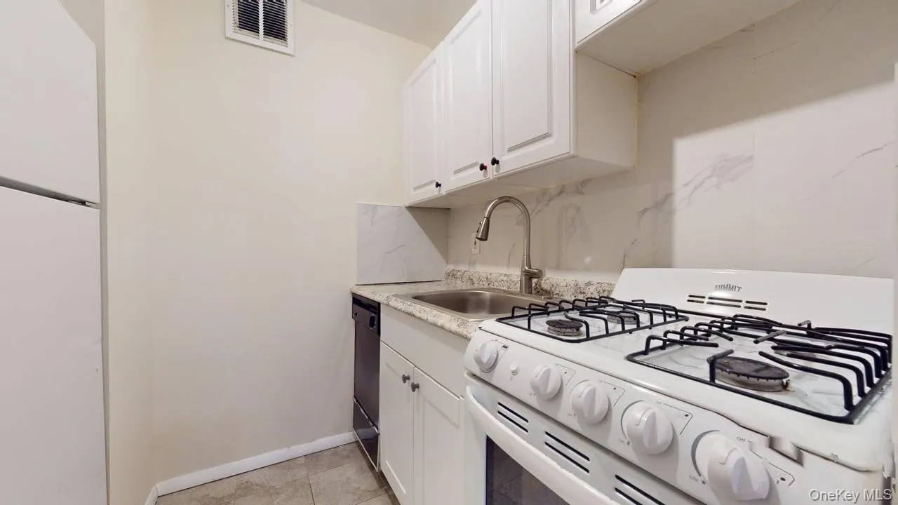 87-30 62nd Avenue, New York, NY, 2 Rooms Rooms,1 BathroomBathrooms,Residential Lease,For Rent,62nd,0,973330 87-30 62nd Avenue, New York, NY, 2 Rooms Rooms,1 BathroomBathrooms,Residential Lease,For Rent,62nd,0,973330
