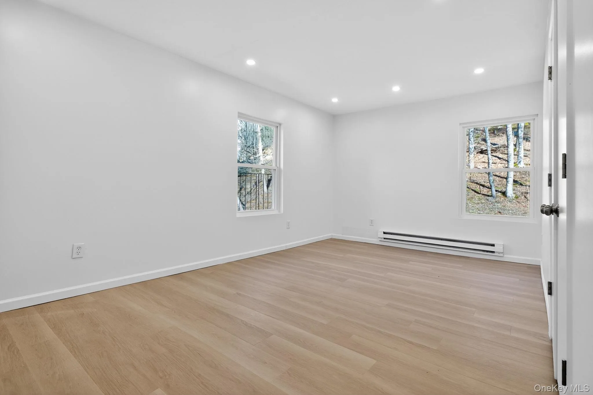 Ample Bedroom with closet Ample Bedroom with closet