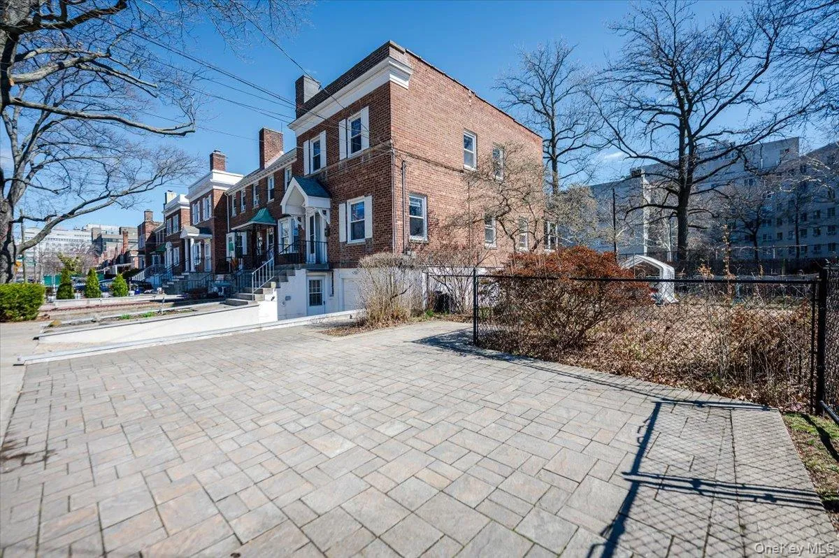 1776 Seminole Avenue, New York, NY, 4 Bedrooms Bedrooms, 8 Rooms Rooms,1 BathroomBathrooms,Residential,For Rent,Seminole,0,973363 1776 Seminole Avenue, New York, NY, 4 Bedrooms Bedrooms, 8 Rooms Rooms,1 BathroomBathrooms,Residential,For Rent,Seminole,0,973363