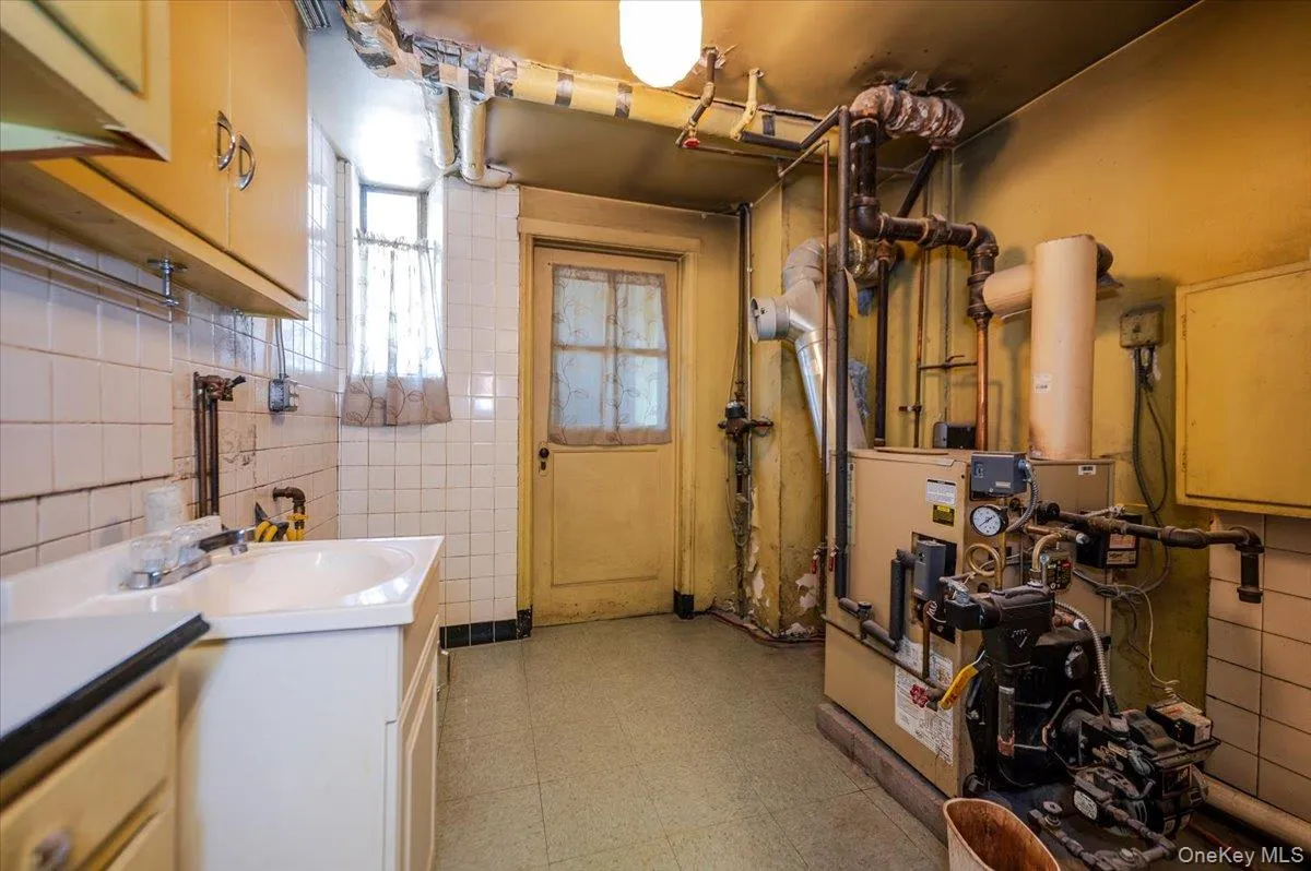 1776 Seminole Avenue, New York, NY, 4 Bedrooms Bedrooms, 8 Rooms Rooms,1 BathroomBathrooms,Residential,For Rent,Seminole,0,973363 1776 Seminole Avenue, New York, NY, 4 Bedrooms Bedrooms, 8 Rooms Rooms,1 BathroomBathrooms,Residential,For Rent,Seminole,0,973363