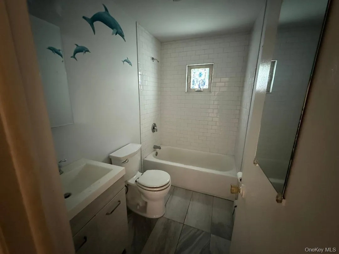Main Bathroom Main Bathroom