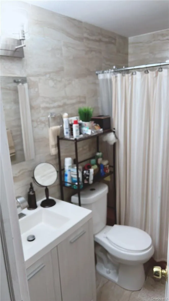 Main Bathroom Main Bathroom