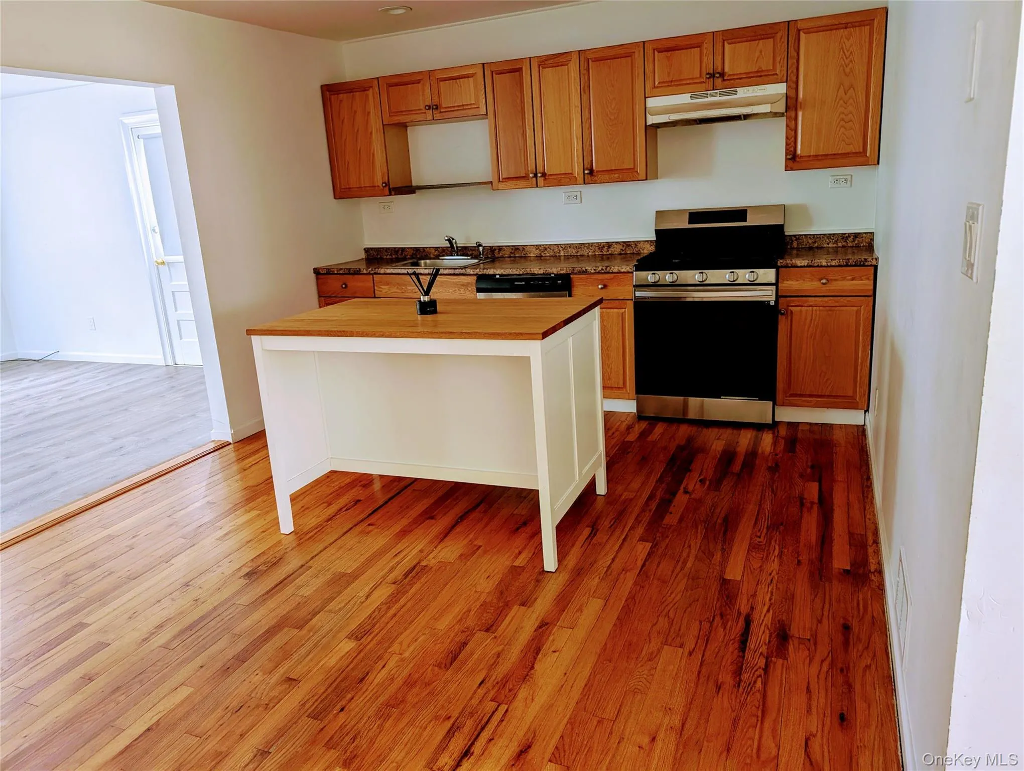 107 Morton Boulevard, Oyster Bay, NY, 3 Bedrooms Bedrooms, 6 Rooms Rooms,1 BathroomBathrooms,Residential Lease,For Rent,Morton,0,973583 107 Morton Boulevard, Oyster Bay, NY, 3 Bedrooms Bedrooms, 6 Rooms Rooms,1 BathroomBathrooms,Residential Lease,For Rent,Morton,0,973583