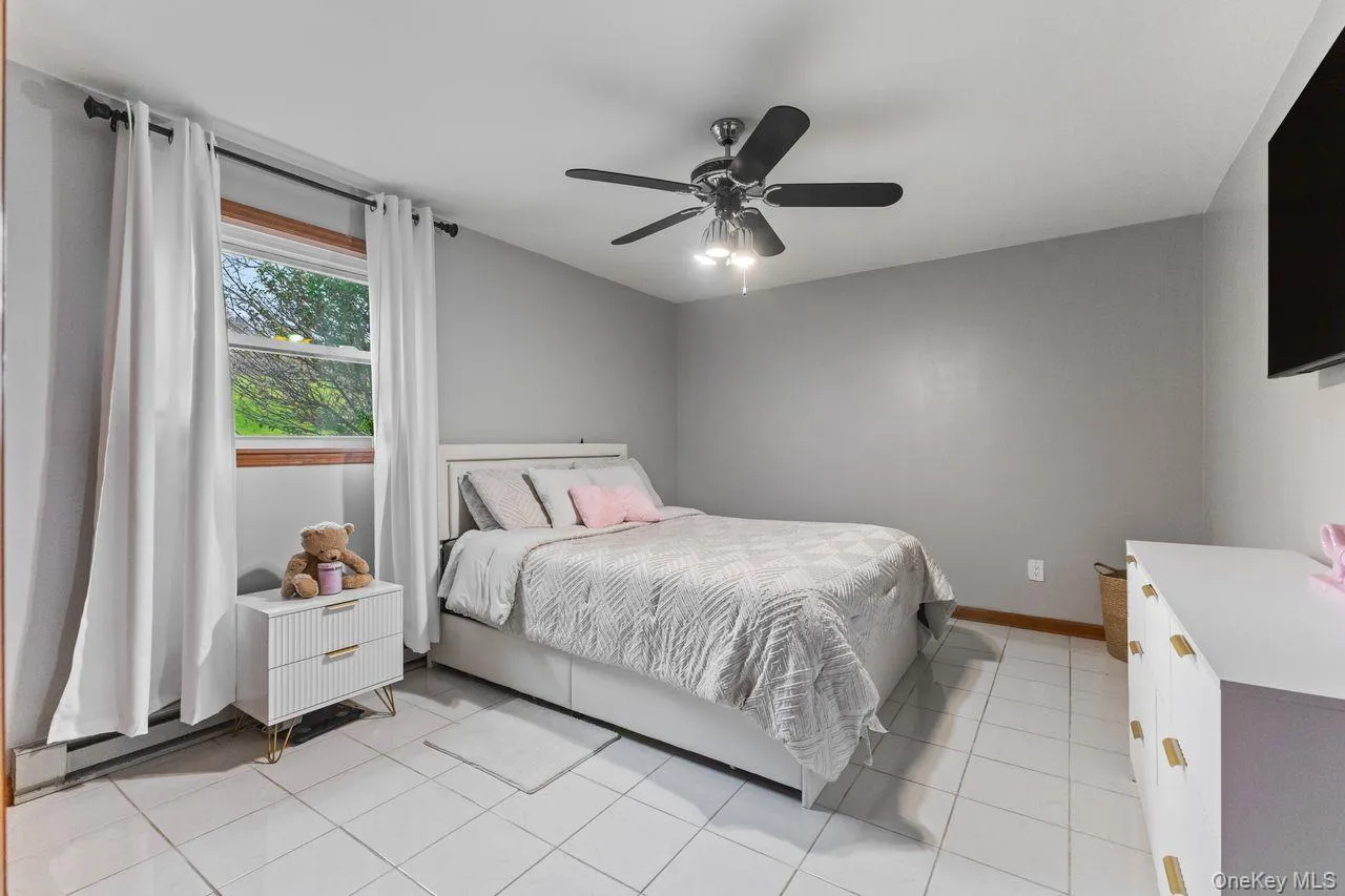 Lower level in law bedroom. Lower level in law bedroom.