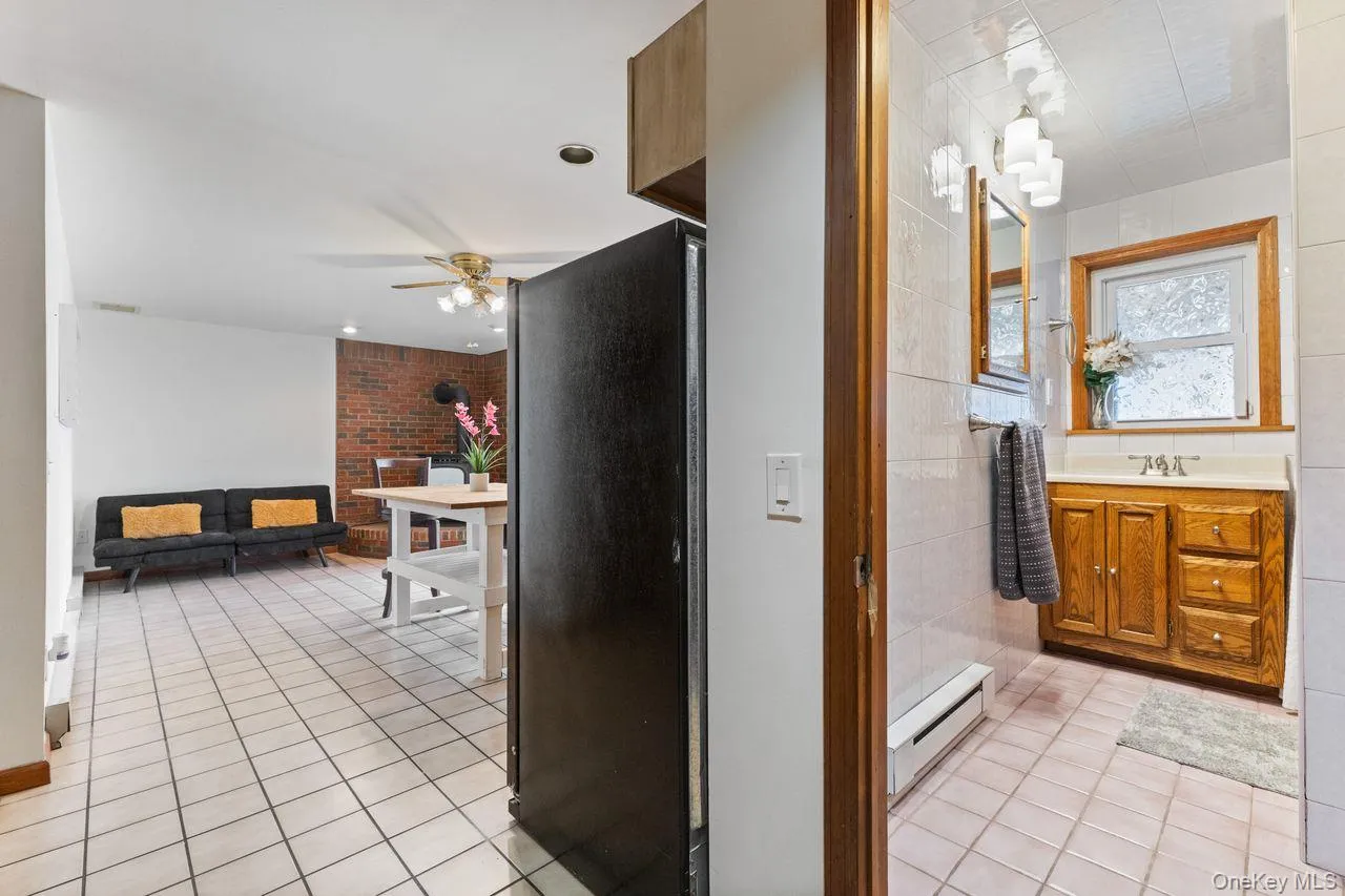 Lower level full bathroom. Lower level full bathroom.
