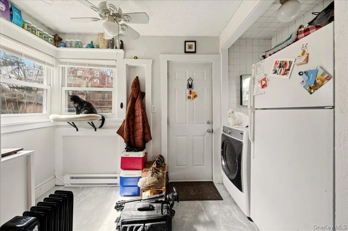 Breakfast Nook and rear entry/exit to backyard. All-in-one washer/dryer included. Breakfast Nook and rear entry/exit to backyard. All-in-one washer/dryer included.