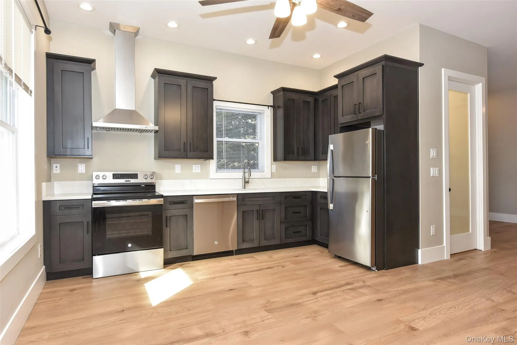 Vented hood, 42 Inch cabinetry, stainless steel appliances Vented hood, 42 Inch cabinetry, stainless steel appliances
