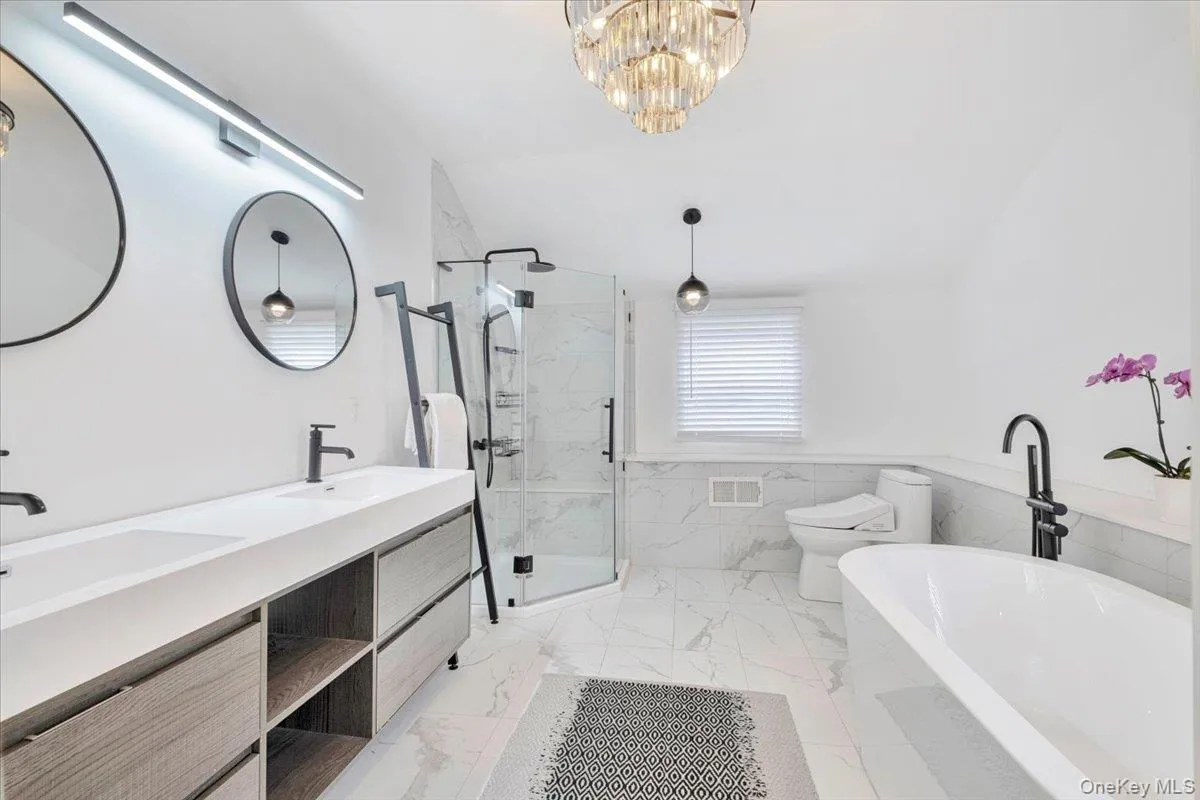 Luxurious Primary Bath w/ Double Vanity, Separate Shower and Soaking Tub Luxurious Primary Bath w/ Double Vanity, Separate Shower and Soaking Tub