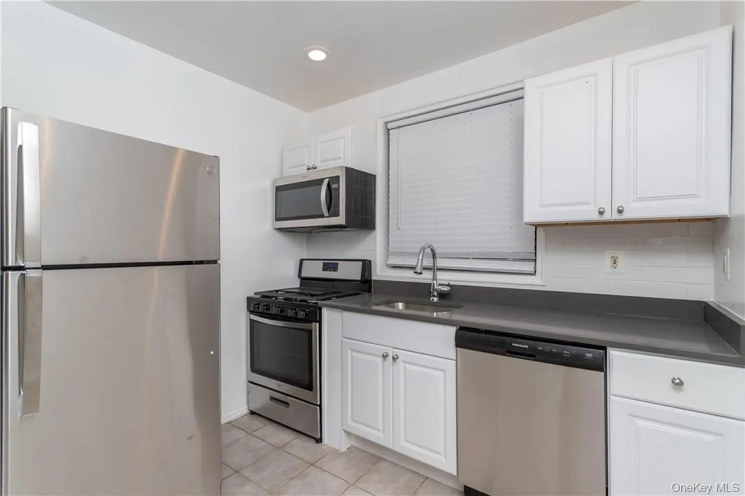 140 Hartsdale Avenue, Greenburgh, NY, 2 Bedrooms Bedrooms, 4 Rooms Rooms,1 BathroomBathrooms,Residential Lease,For Rent,Hartsdale,0,973797 140 Hartsdale Avenue, Greenburgh, NY, 2 Bedrooms Bedrooms, 4 Rooms Rooms,1 BathroomBathrooms,Residential Lease,For Rent,Hartsdale,0,973797