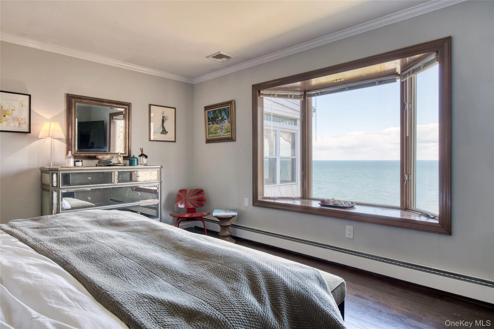 Commanding Sound views from your bed Commanding Sound views from your bed
