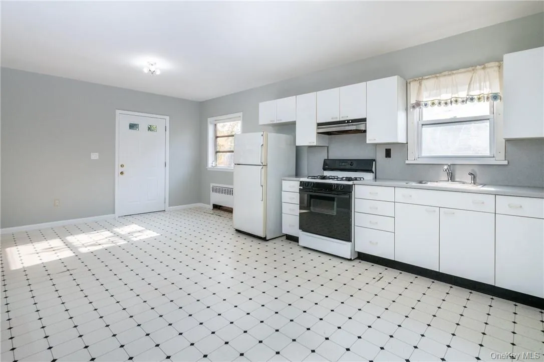 Large eat in kitchen Large eat in kitchen