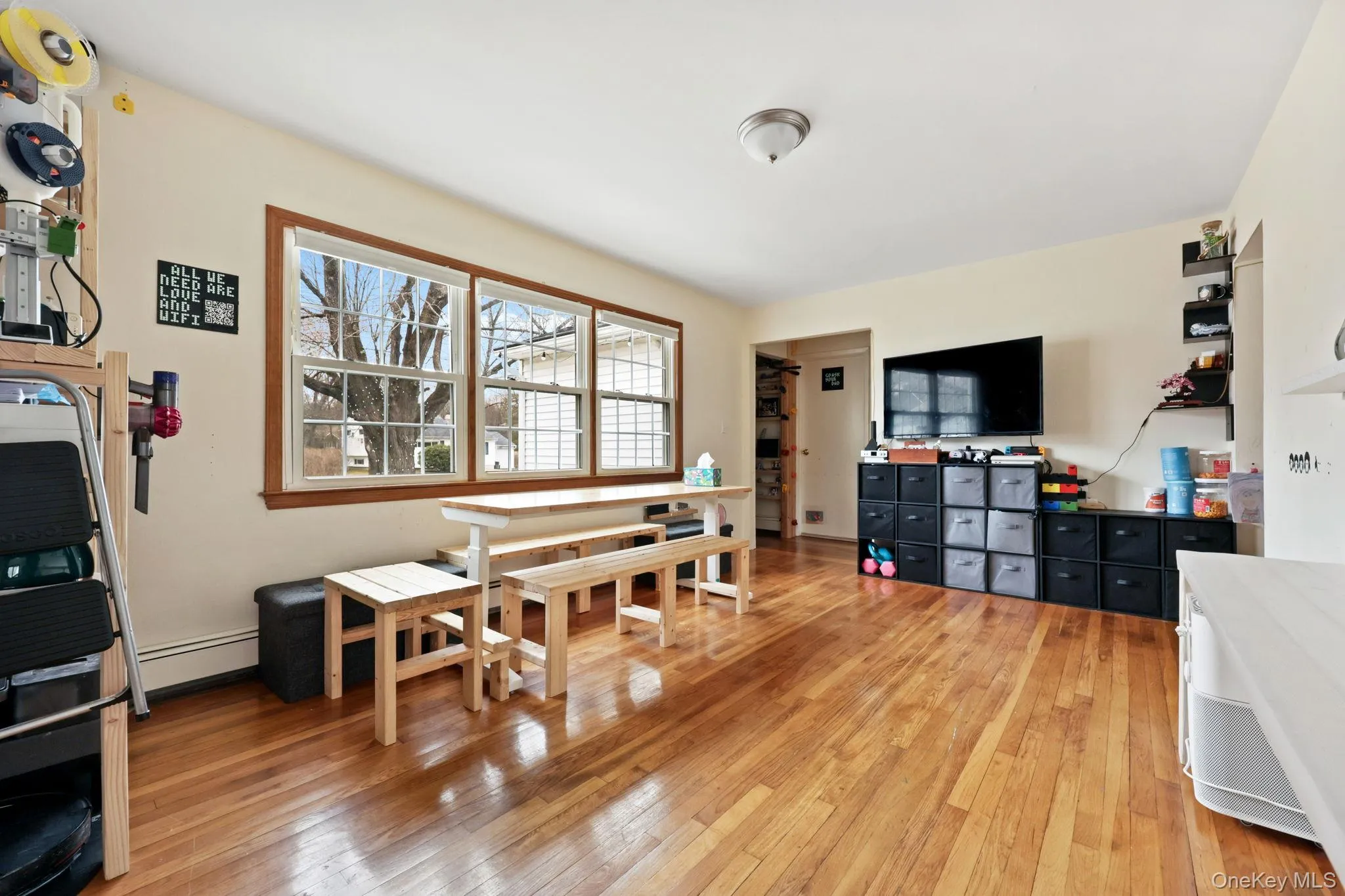 A spacious dining room. A spacious dining room.