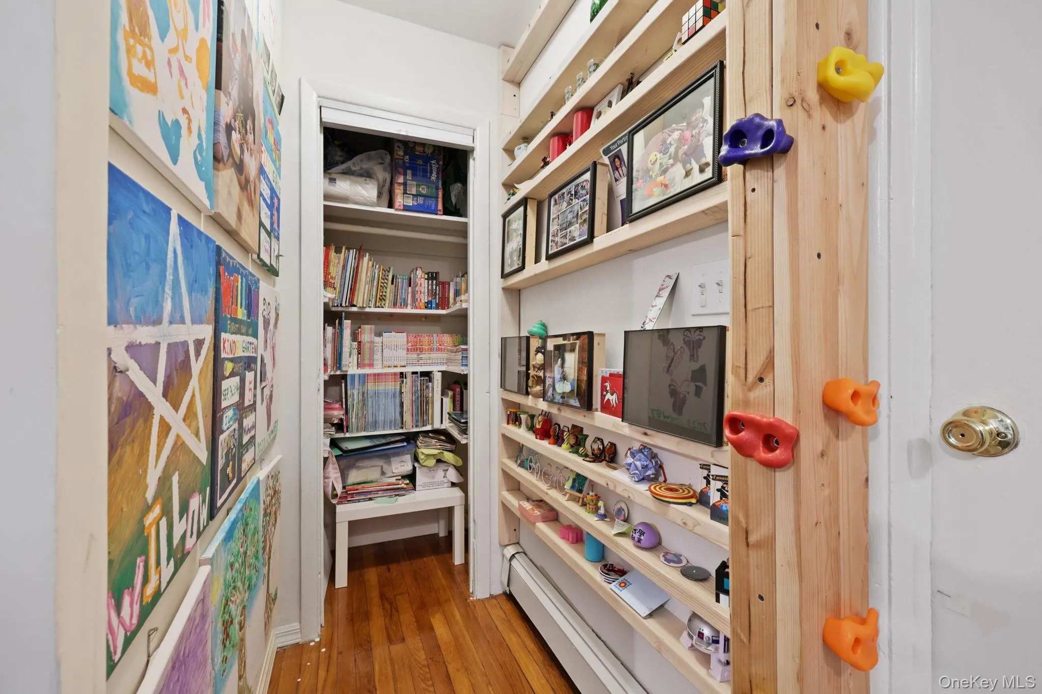A reading nook! A reading nook!
