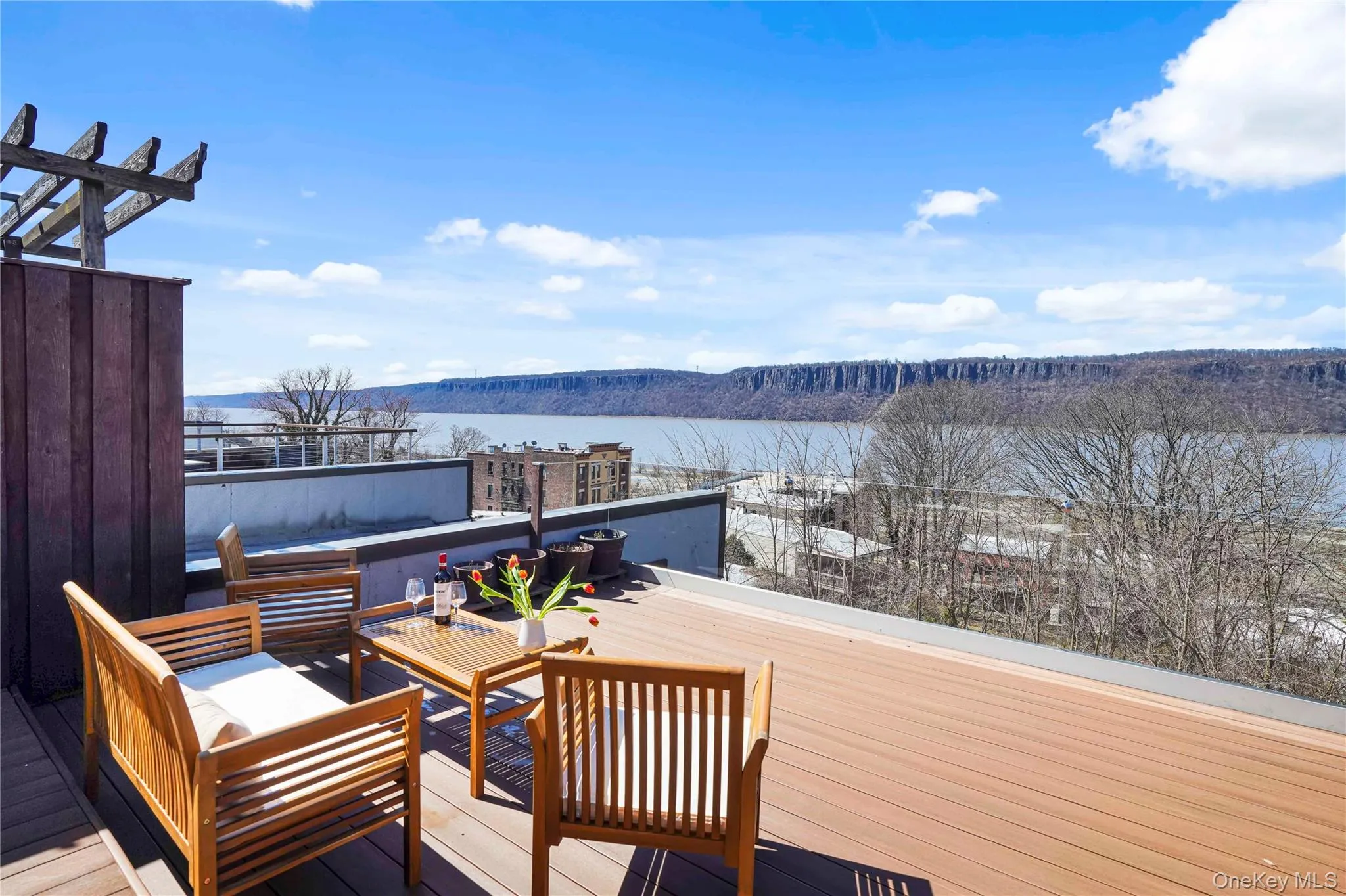Stunning large rooftop terrace for entertainment, and a private guests Stunning large rooftop terrace for entertainment, and a private guests