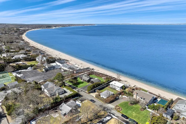 22 Peconic Crescent, Southampton, New York 11946