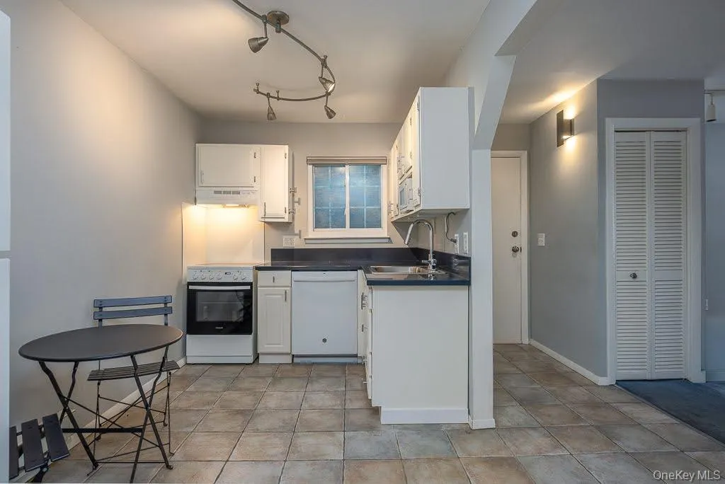 219 Fox Run Lane, Carmel, NY, 1 Bedroom Bedrooms, 4 Rooms Rooms,1 BathroomBathrooms,Residential Lease,For Rent,Fox Run,0,973971 219 Fox Run Lane, Carmel, NY, 1 Bedroom Bedrooms, 4 Rooms Rooms,1 BathroomBathrooms,Residential Lease,For Rent,Fox Run,0,973971