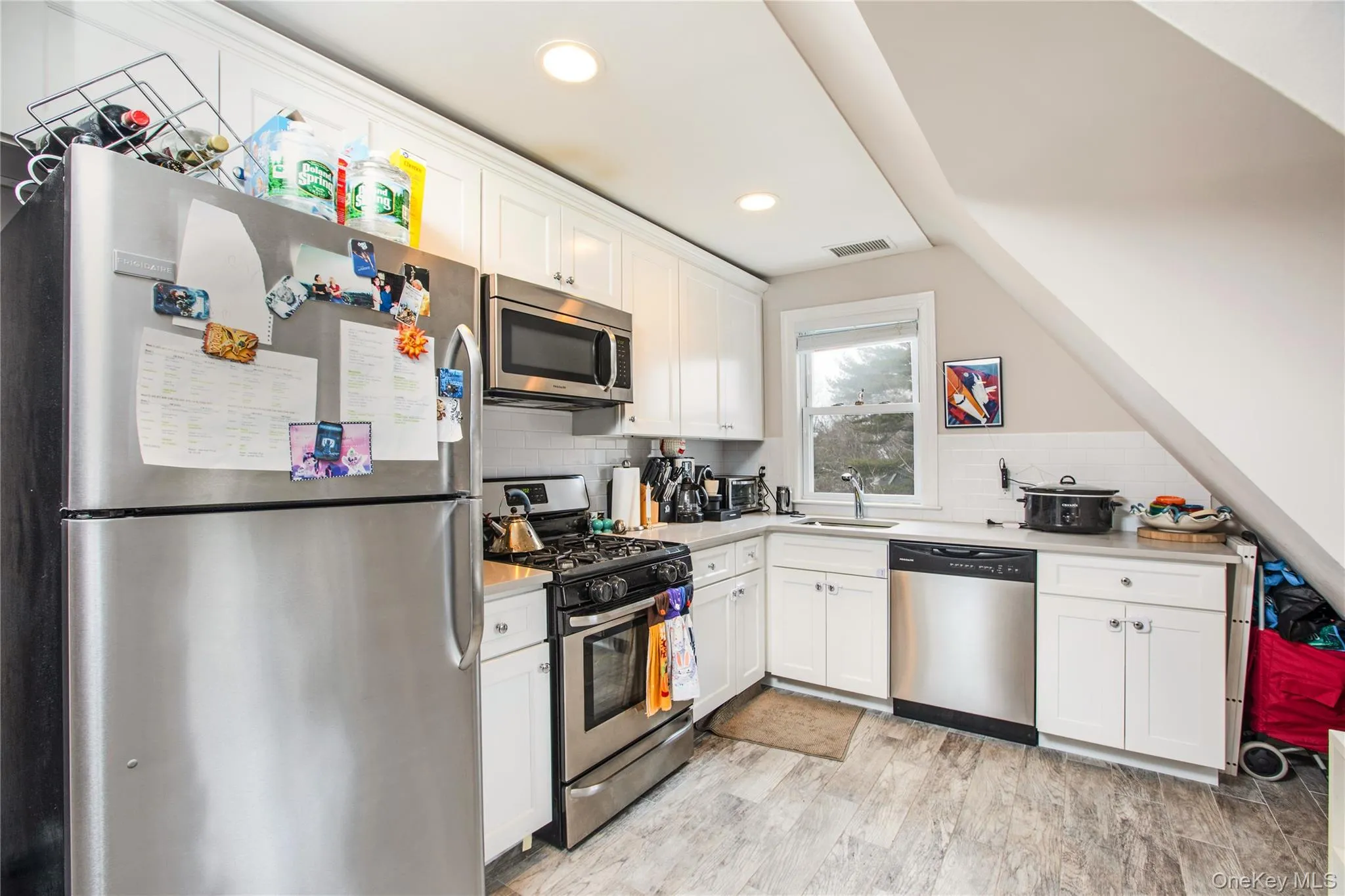 Features Stainless Appliances Features Stainless Appliances