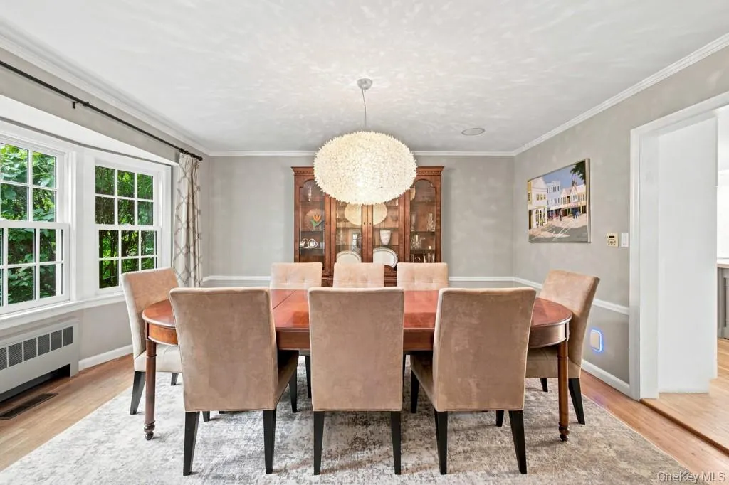 Large Dining Room with Kitchen Access Large Dining Room with Kitchen Access