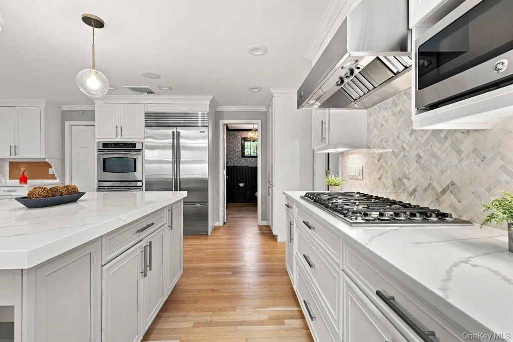 Stainless Appliances with Propane Cooktop, and Double Ovens Stainless Appliances with Propane Cooktop, and Double Ovens